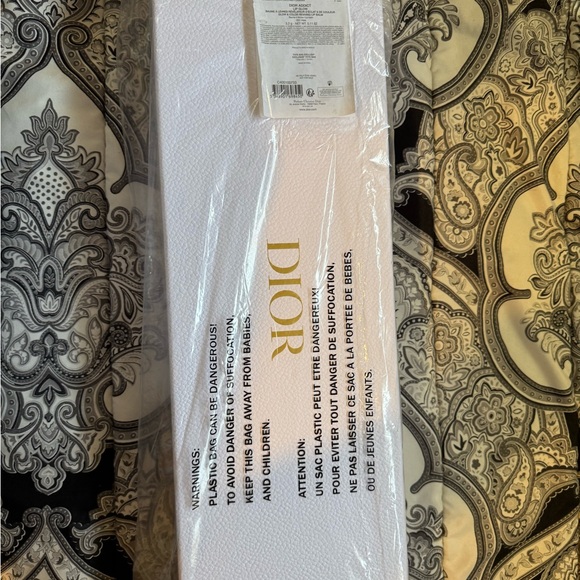 Dior Exclusive Platinum Welcome Gift 2024. Around the world motif, new in box. - Picture 6 of 7